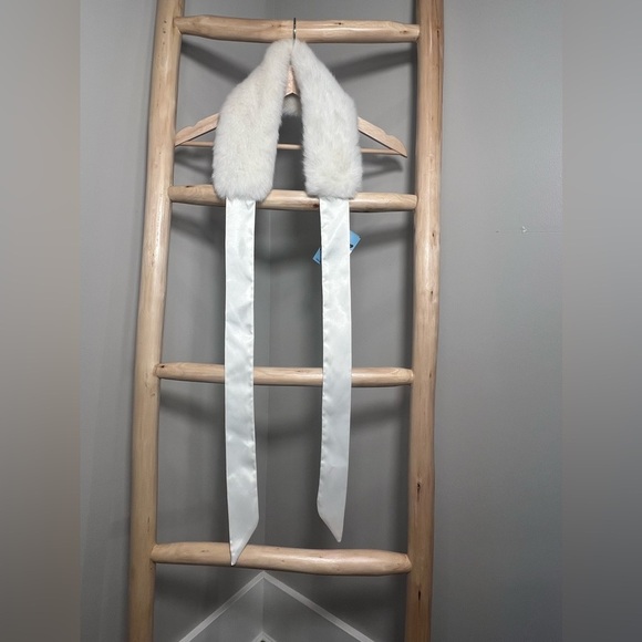 NWT BETMAR New York faux fur neck warmer winter white scarf - Picture 2 of 11